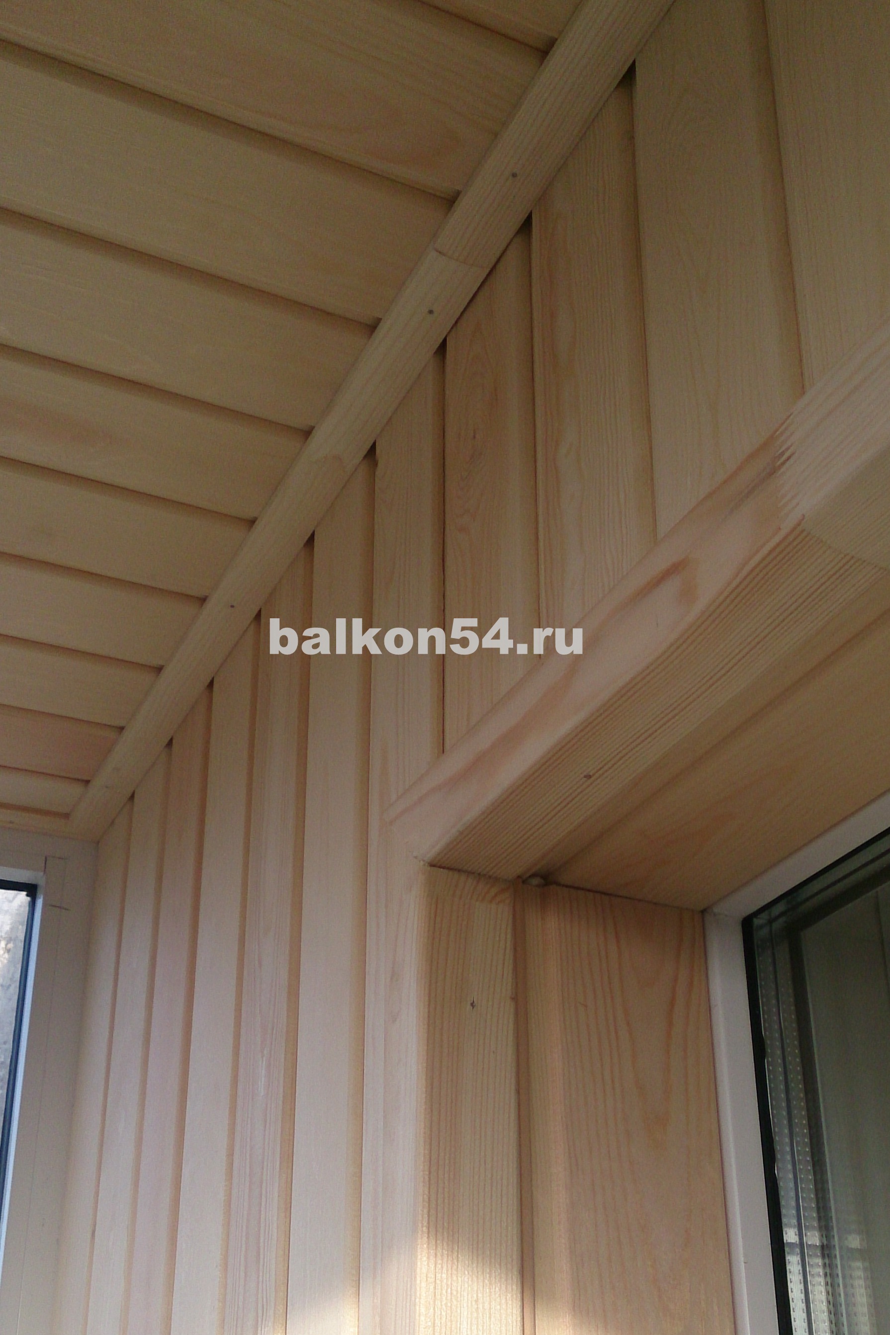 Обшивка балкона деревянной евровагонкой