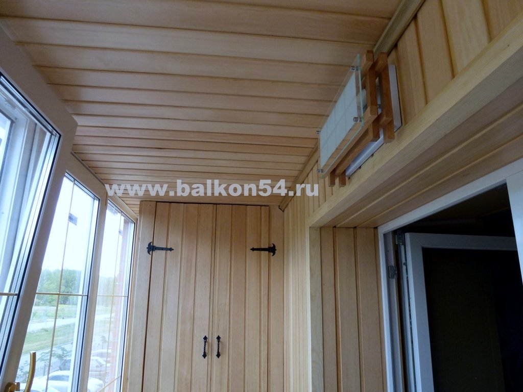Отделка балконов вагонкой в Новосибирске